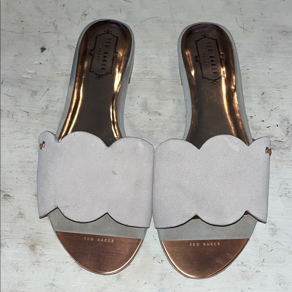 TED BAKER
Rhaily Scalloped Slide Sandal In Grey | size 9.5
